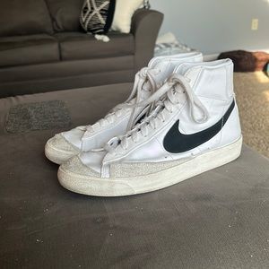 Nike Blazer Mid '77 women’s size 9.5 in good condition